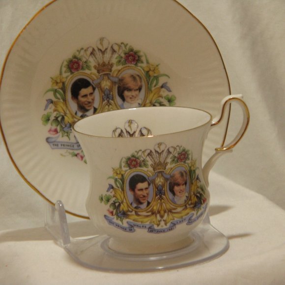 Commemorative Cup and Saucer of the Wedding of Prince Charles and Lady Diana - Picture 3 of 7